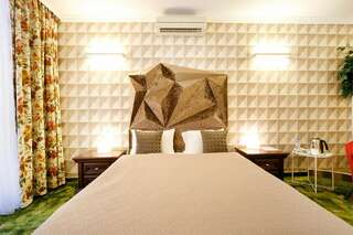 Гостиница Петровский Пассаж Воронеж ДЕЛЮКС С ОДНОЙ КРОВАТЬЮ (С БАЛКОНОМ)-2